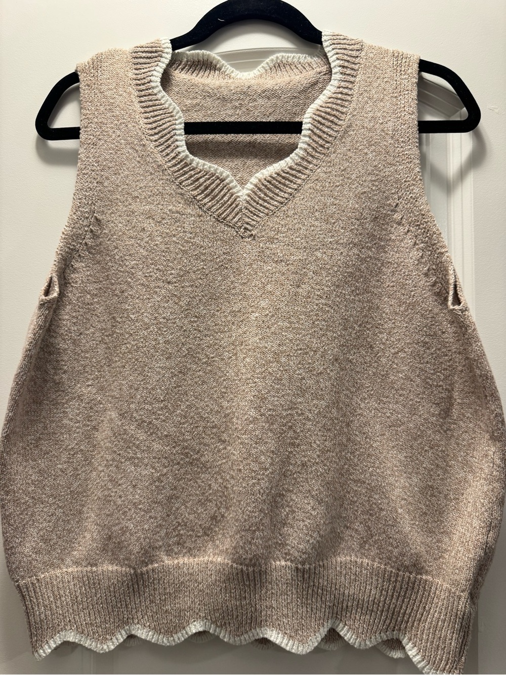SHEIN Scalloped Hem V-Neck Sleeveless Knit Vest in Beige